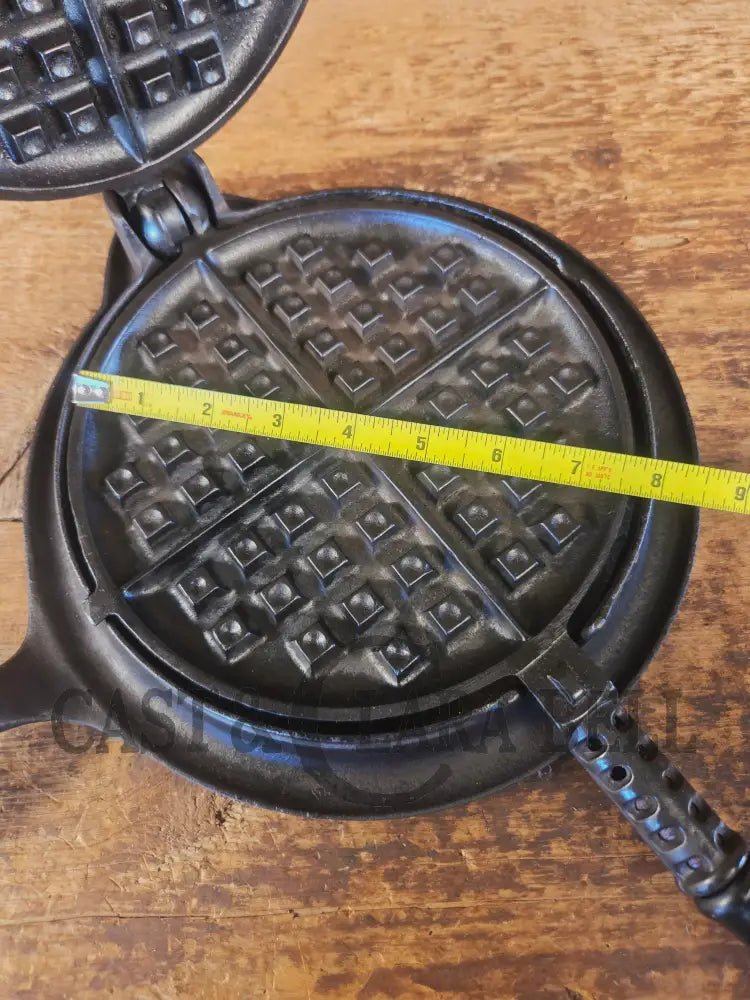 GORGEOUS. Early 1900’s Griswold New American No. 8 Waffle Iron with Low Base 976 C/977 C - Waffle Iron