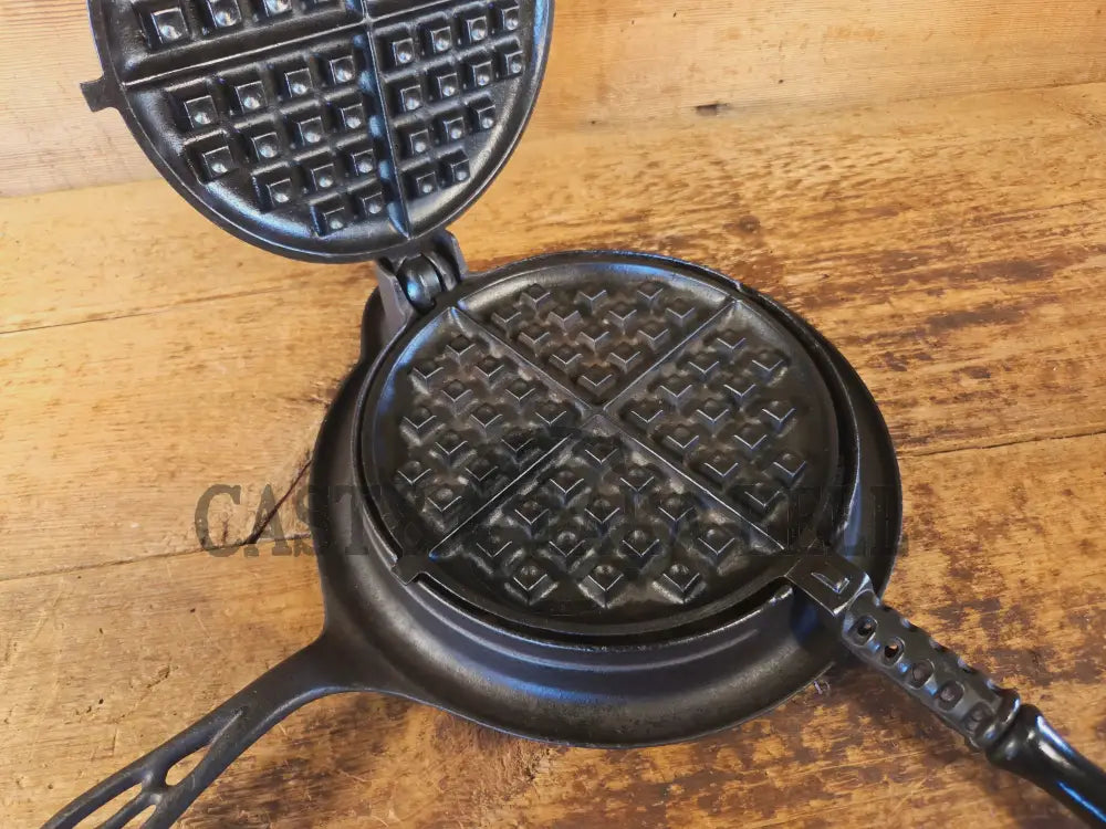 GORGEOUS. Early 1900’s Griswold New American No. 8 Waffle Iron with Low Base 976 C/977 C - Waffle Iron