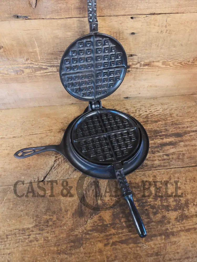 GORGEOUS. Early 1900’s Griswold New American No. 8 Waffle Iron with Low Base 976 C/977 C - Waffle Iron