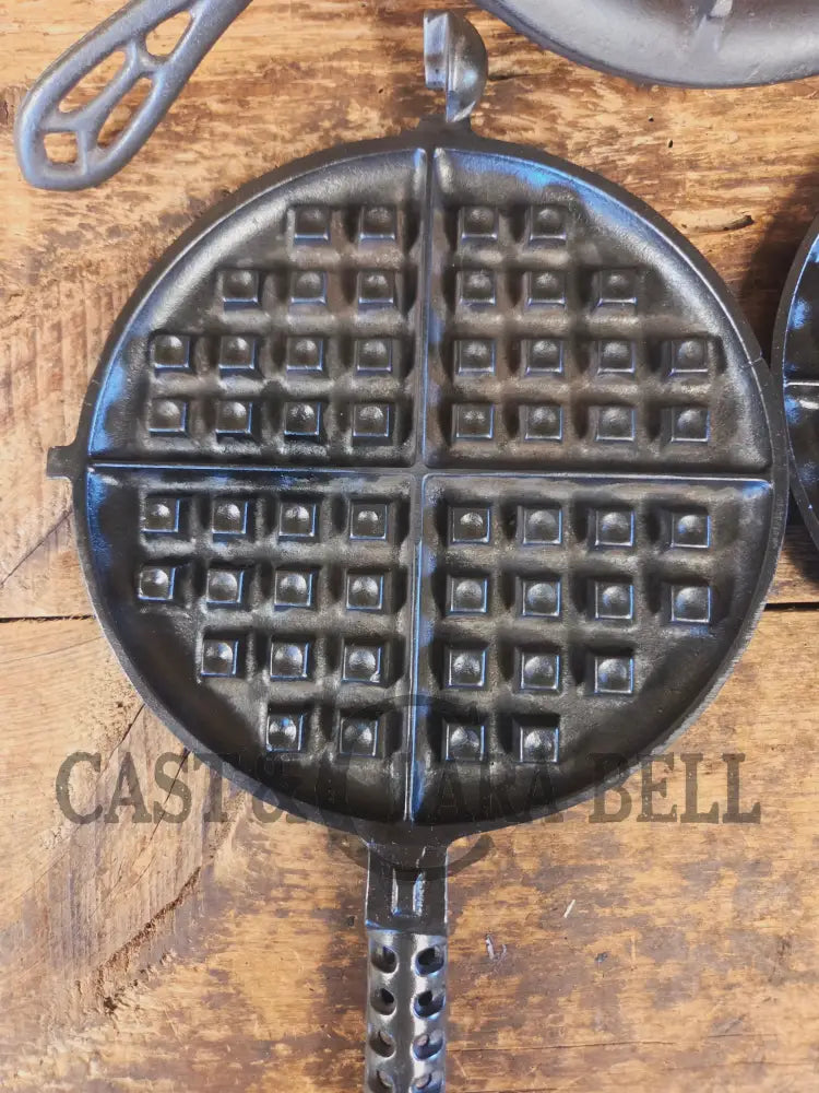GORGEOUS. Early 1900’s Griswold New American No. 8 Waffle Iron with Low Base 976 C/977 C - Waffle Iron