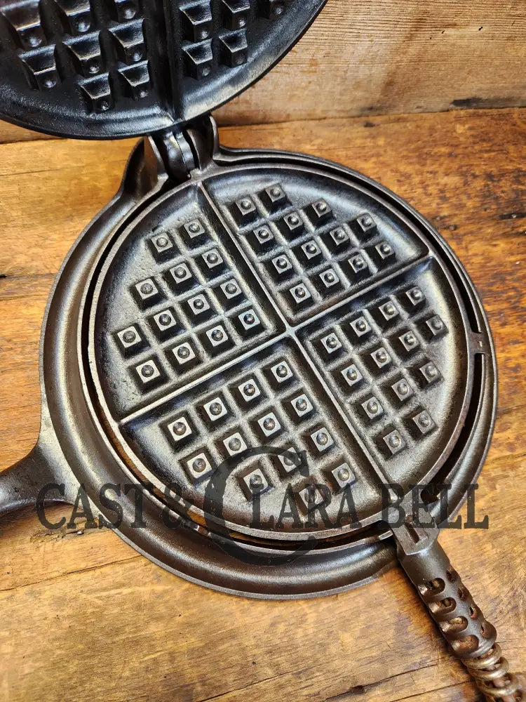 Gorgeous! Hard To Find 1930’S Griswold #9! Waffle Iron With Short Base. Waffle Iron