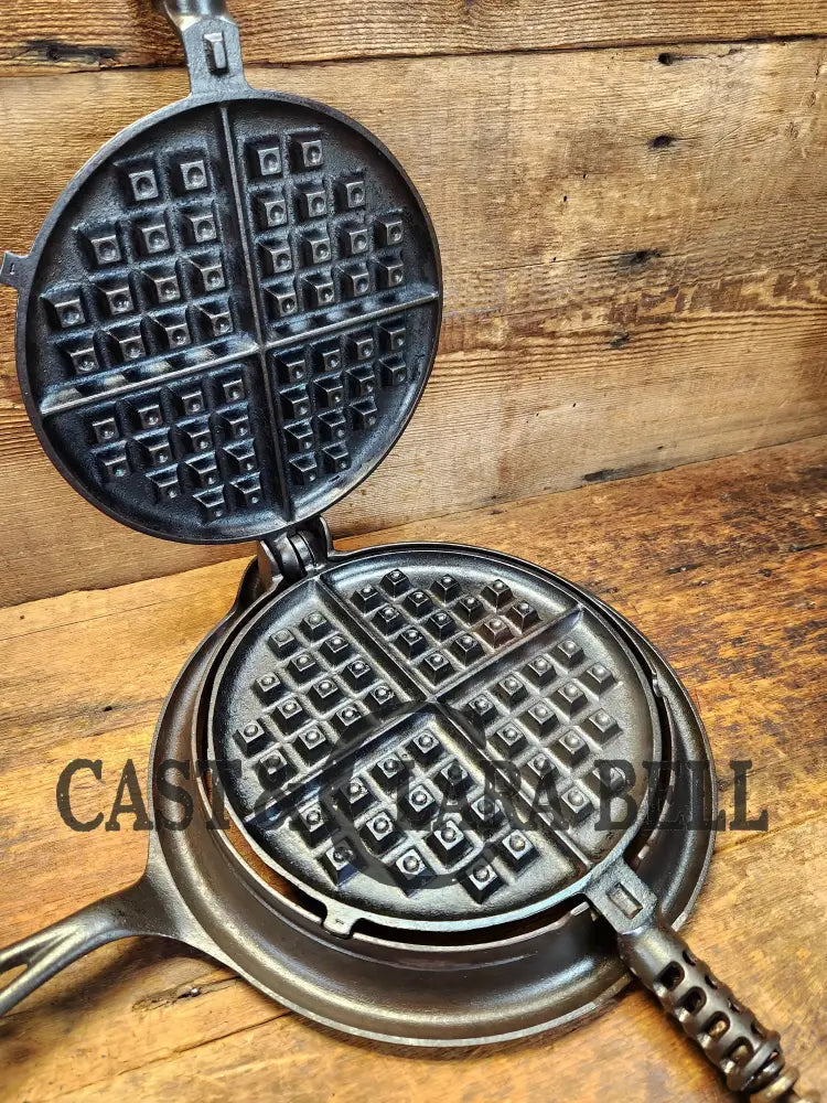 Gorgeous! Hard To Find 1930’S Griswold #9! Waffle Iron With Short Base. Waffle Iron