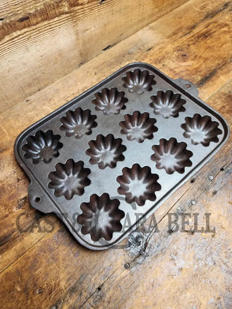 Gorgeous 12 Cup Cast Iron Turk Head Gem Pan. Unmarked Likely Lodge. Bakeware