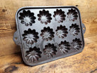 Gorgeous 12 Cup Cast Iron Turk Head Gem Pan. Unmarked Likely Lodge. Bakeware
