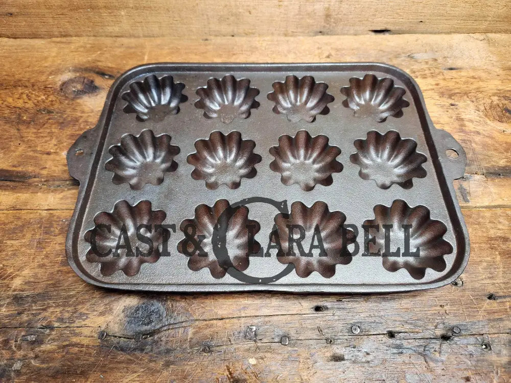 Gorgeous 12 Cup Cast Iron Turk Head Gem Pan. Unmarked Likely Lodge. Bakeware