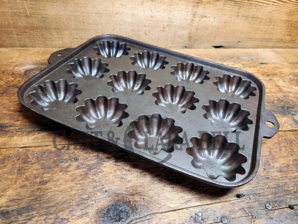 Gorgeous 12 Cup Cast Iron Turk Head Gem Pan. Unmarked Likely Lodge. Bakeware