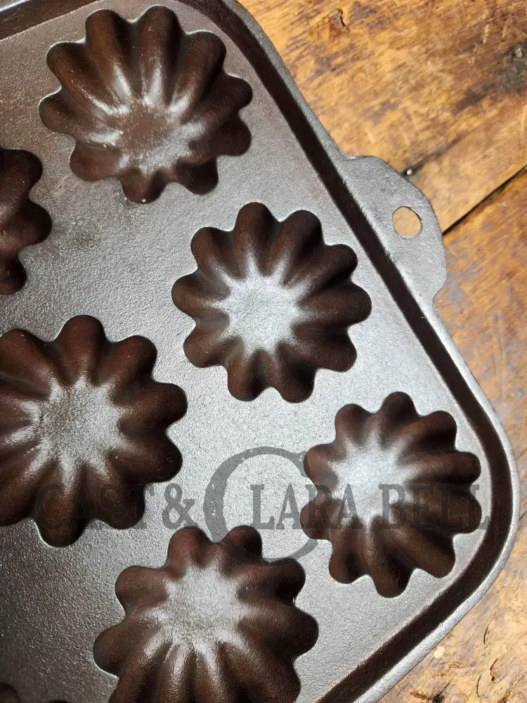 Gorgeous 12 Cup Cast Iron Turk Head Gem Pan. Unmarked Likely Lodge. Bakeware