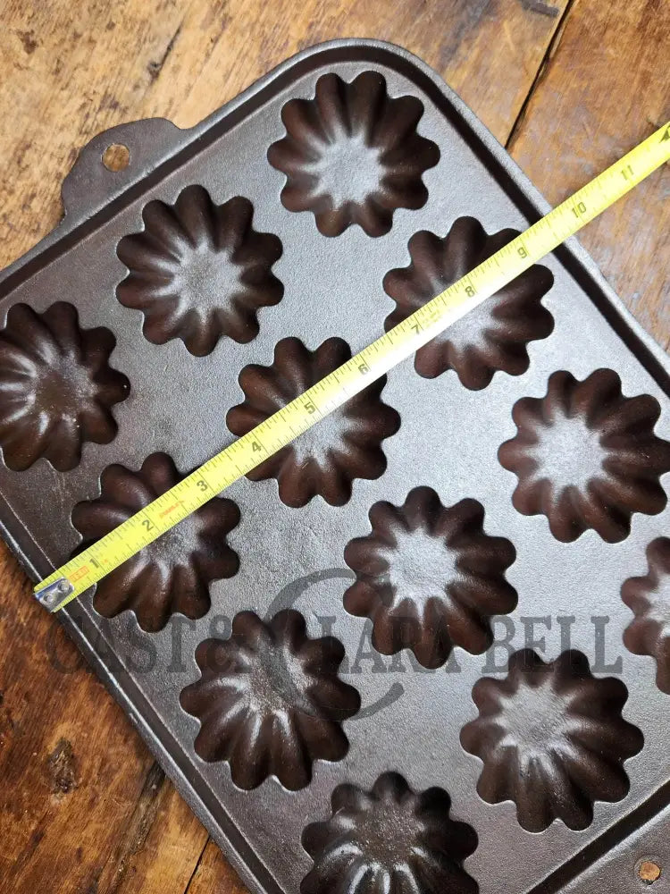 Gorgeous 12 Cup Cast Iron Turk Head Gem Pan. Unmarked Likely Lodge. Bakeware