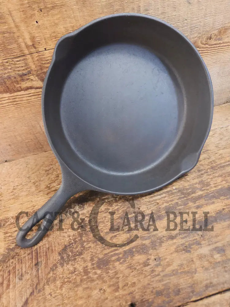 Gorgeous Mid 1900’s Lodge #6 Skillet with Three Notch Heat Ring with ’7 and 5’’ makers mark. Perfect for saute & sides