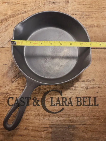 Gorgeous unique and hard to find! Early 1900’s Wagner Ware #5 A Arc Straight logo cast iron saute skillet. Beautiful