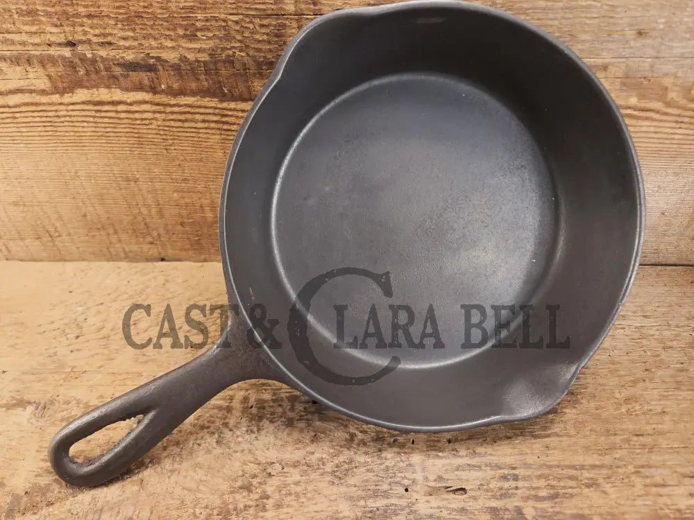 Gorgeous unique and hard to find! Early 1900’s Wagner Ware #5 A Arc Straight logo cast iron saute skillet. Beautiful