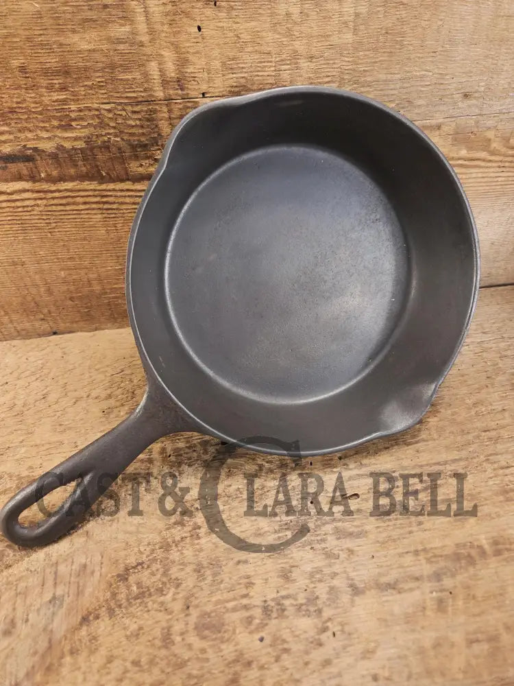 Gorgeous unique and hard to find! Early 1900’s Wagner Ware #5 A Arc Straight logo cast iron saute skillet. Beautiful