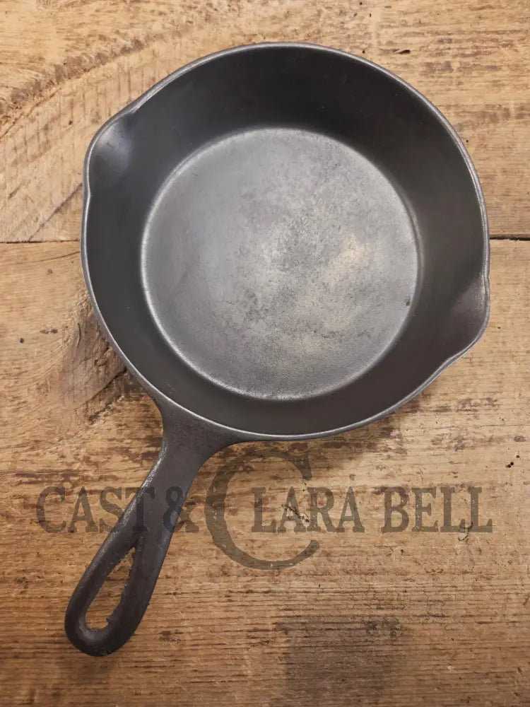 Gorgeous unique and hard to find! Early 1900’s Wagner Ware #5 A Arc Straight logo cast iron saute skillet. Beautiful