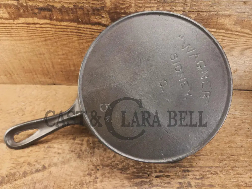 Gorgeous unique and hard to find! Early 1900’s Wagner Ware #5 A Arc Straight logo cast iron saute skillet. Beautiful