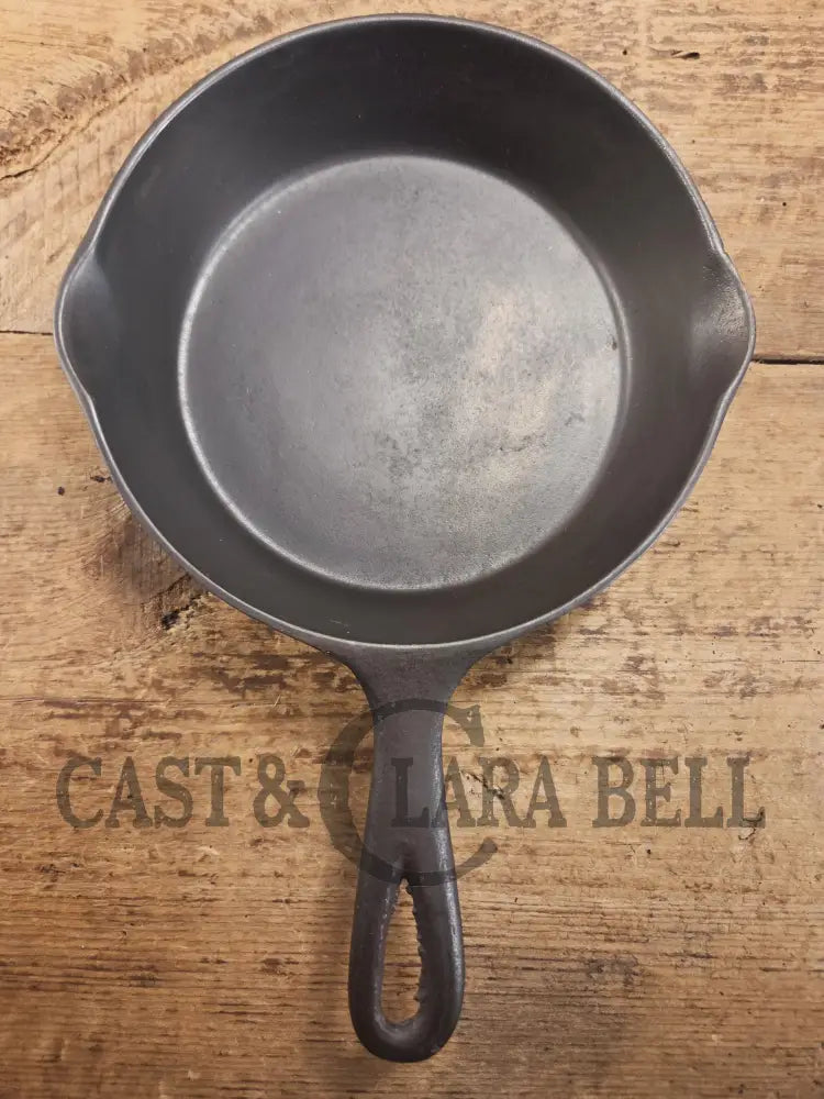 Gorgeous unique and hard to find! Early 1900’s Wagner Ware #5 A Arc Straight logo cast iron saute skillet. Beautiful
