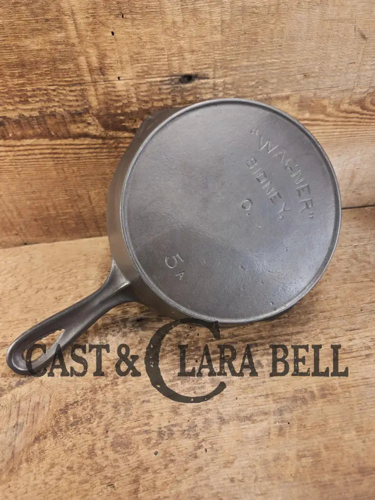 Gorgeous unique and hard to find! Early 1900’s Wagner Ware #5 A Arc Straight logo cast iron saute skillet. Beautiful