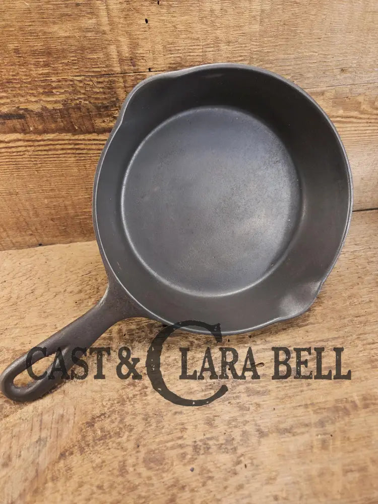 Gorgeous unique and hard to find! Early 1900’s Wagner Ware #5 A Arc Straight logo cast iron saute skillet. Beautiful