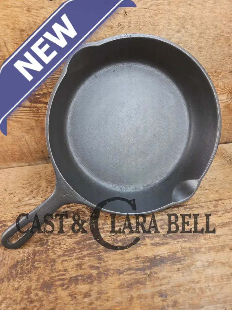 Great every day pan or first skillet. 1940s era Wagner made #7 Skillet with Smooth Bottom 9 3/4 Inches Skillet