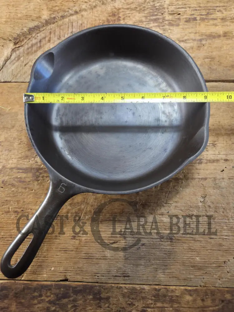 Great every day pan or first skillet. 1940s era Wagner made Griswold #6 Skillet with Smooth Bottom 9 Inches Skillet