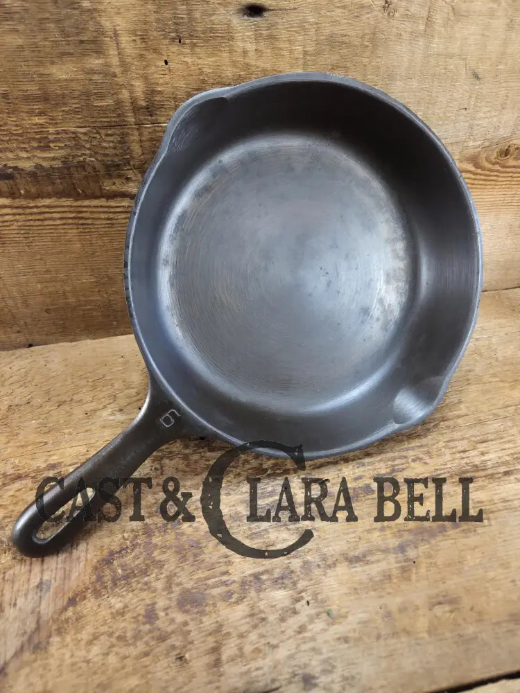 Great every day pan or first skillet. 1940s era Wagner made Griswold #6 Skillet with Smooth Bottom 9 Inches Skillet