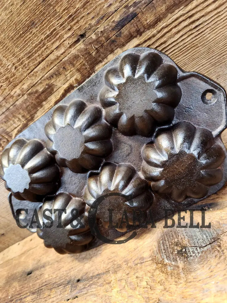 Great Gift! Beautiful Lodge #10 Turks Head Pan 6 Cup. For Your Favorite Baker.