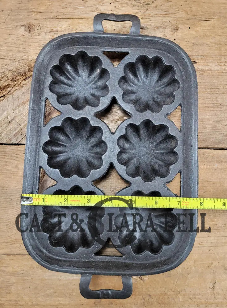 Great Gift For The Baker! Lodge #19 Open Frame Cast Iron Turks Head Gem Pan.