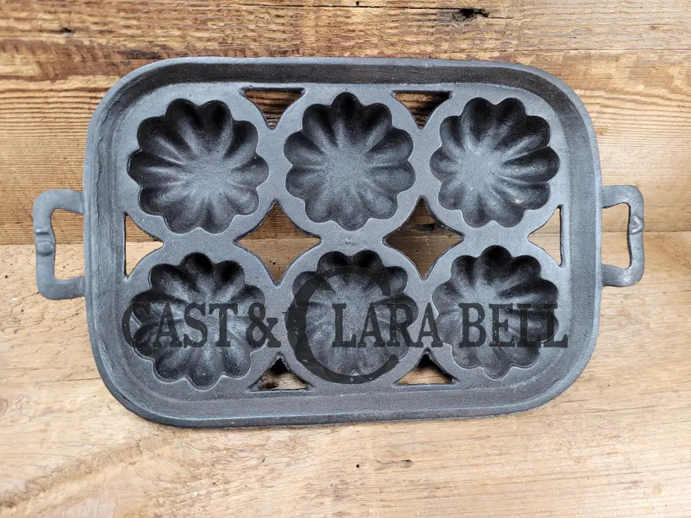 Great Gift For The Baker! Lodge #19 Open Frame Cast Iron Turks Head Gem Pan.