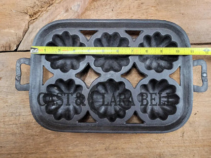 Great Gift For The Baker! Lodge #19 Open Frame Cast Iron Turks Head Gem Pan.