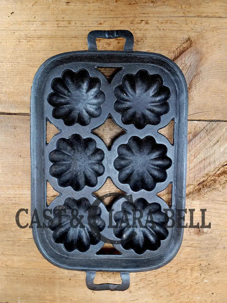 Great Gift For The Baker! Lodge #19 Open Frame Cast Iron Turks Head Gem Pan.