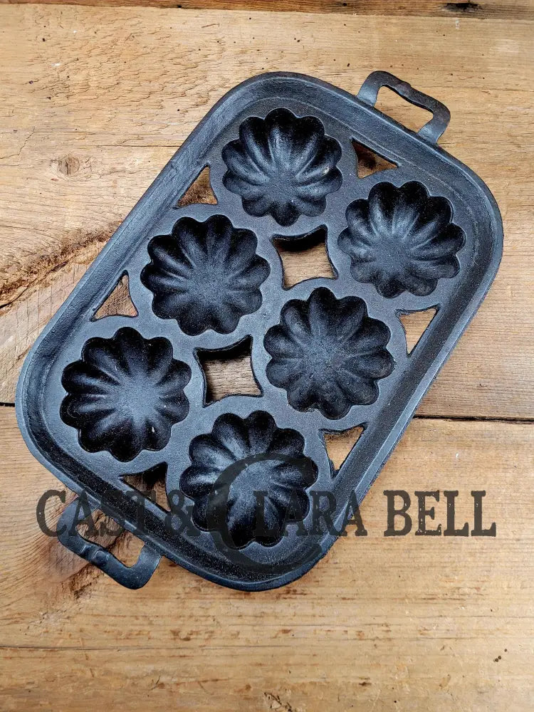 Great Gift For The Baker! Lodge #19 Open Frame Cast Iron Turks Head Gem Pan.