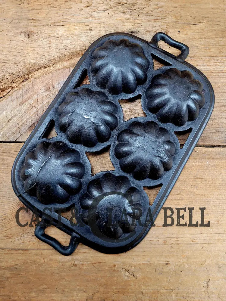 Great Gift For The Baker! Lodge #19 Open Frame Cast Iron Turks Head Gem Pan.