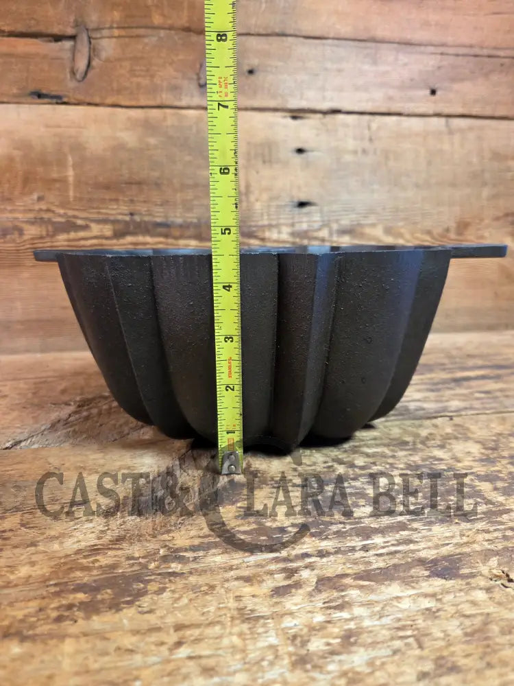 Great gift for the baker! Mid 1800’s Unknown ’Propeller’ handle style 17 Cup Bundt Pan with sprue marks - Bakeware