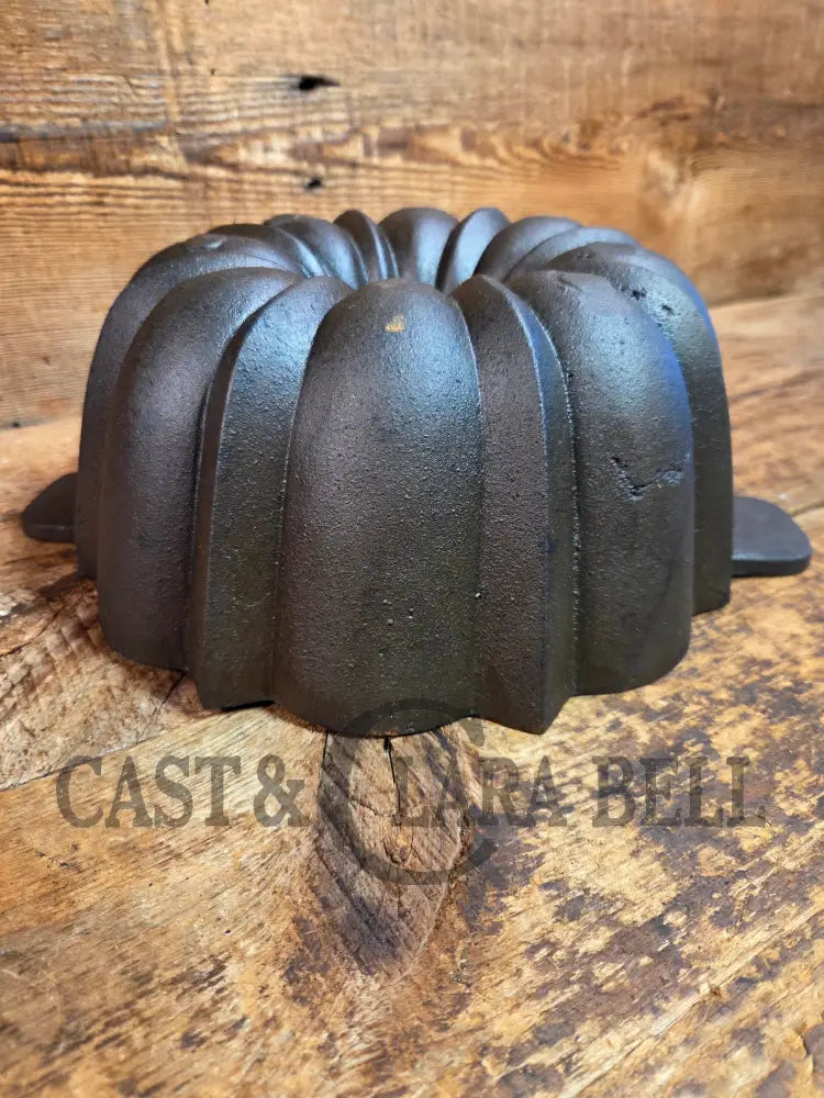 Great gift for the baker! Mid 1800’s Unknown ’Propeller’ handle style 17 Cup Bundt Pan with sprue marks - Bakeware