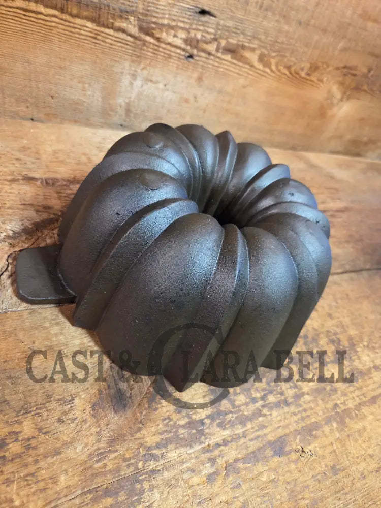 Great gift for the baker! Mid 1800’s Unknown ’Propeller’ handle style 17 Cup Bundt Pan with sprue marks - Bakeware