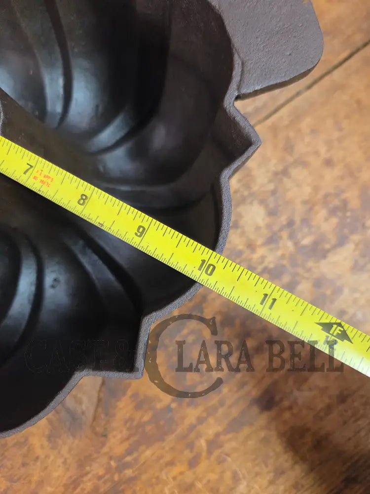Great gift for the baker! Mid 1800’s Unknown ’Propeller’ handle style 17 Cup Bundt Pan with sprue marks - Bakeware