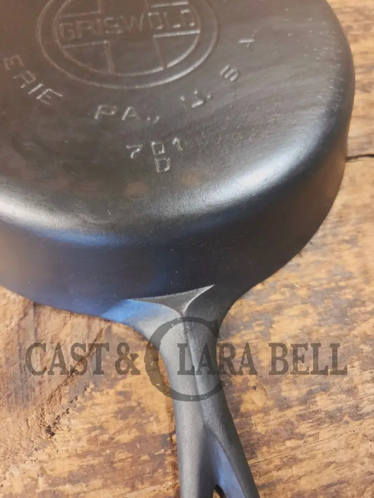 Griswold #7 Skillet with Large Block Logo and Smooth Bottom 701 D Flat Handle - Skillet