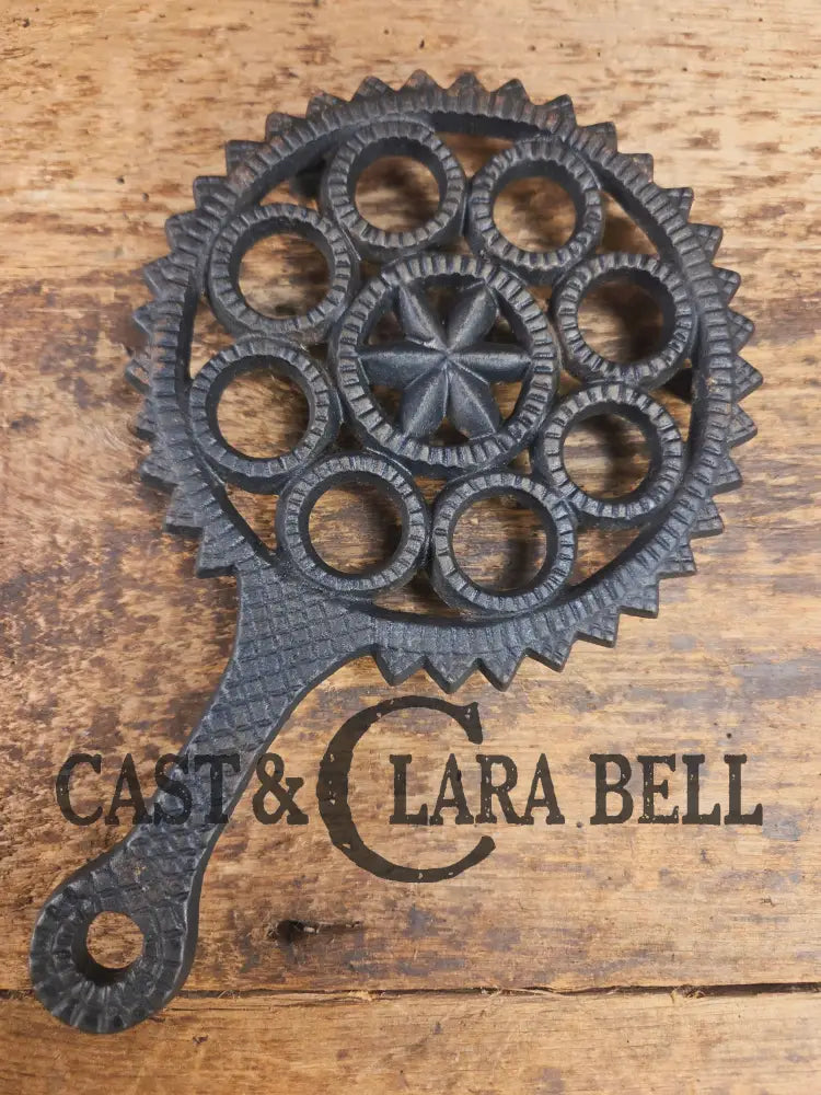 Griswold made ’Decorative Round’ large table trivet. #1902. Perfect everyday table trivet or gift! Dutch Ovens Trivets