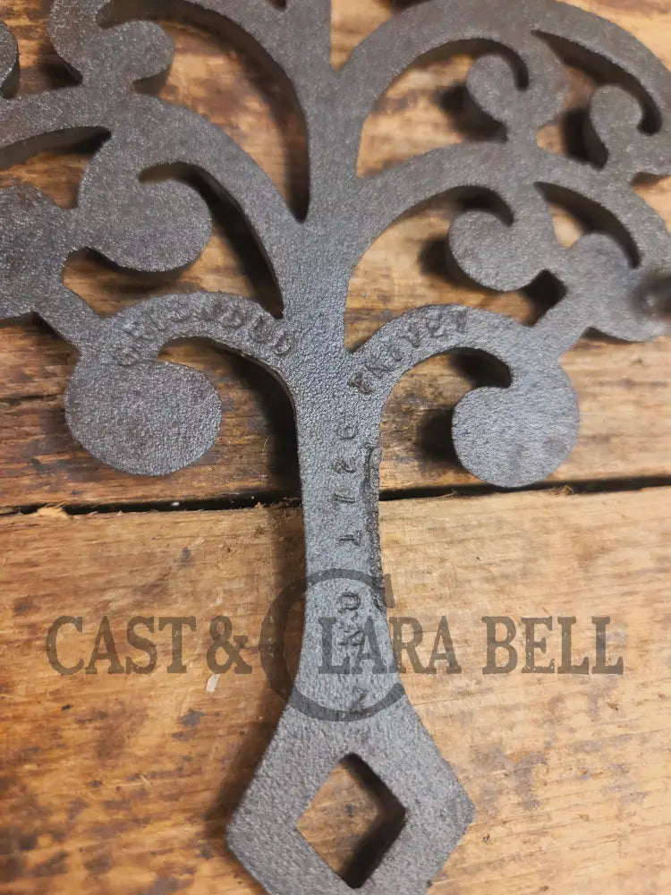 Griswold made ’Family Tree’ table trivet. #1726 perfect for your kitchen or dinner table! Dutch Ovens Trivets & Kettles