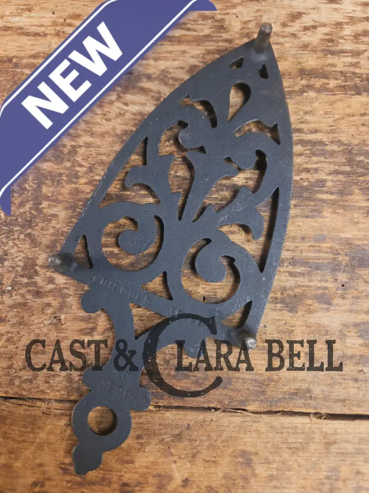 Griswold made ’Flat Iron Trivet’ large table trivet. #1725 perfect for your kitchen or dinner table! Dutch Ovens