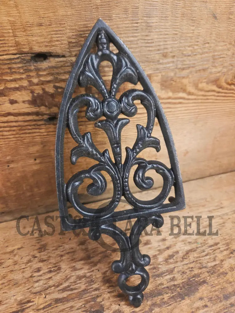 Griswold made ’Flat Iron Trivet’ large table trivet. #1725 perfect for your kitchen or dinner table! Dutch Ovens