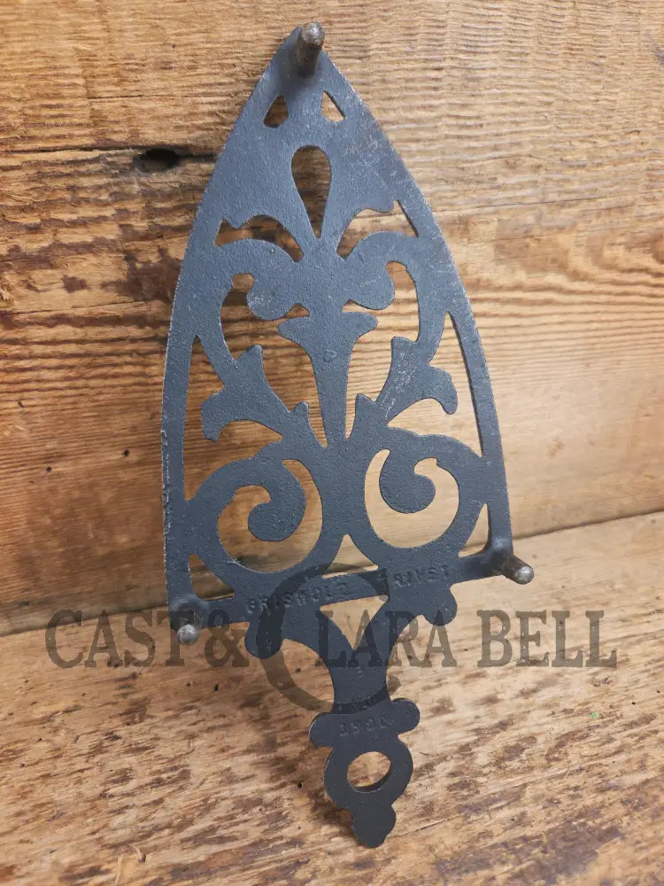Griswold made ’Flat Iron Trivet’ large table trivet. #1725 perfect for your kitchen or dinner table! Dutch Ovens
