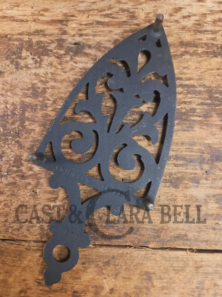 Griswold made ’Flat Iron Trivet’ large table trivet. #1725 perfect for your kitchen or dinner table! Dutch Ovens