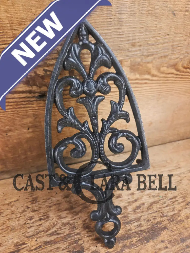 Griswold made ’Flat Iron Trivet’ large table trivet. #1725 perfect for your kitchen or dinner table! Dutch Ovens