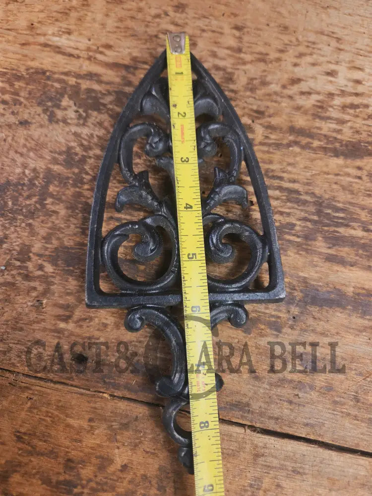 Griswold made ’Flat Iron Trivet’ large table trivet. #1725 perfect for your kitchen or dinner table! Dutch Ovens