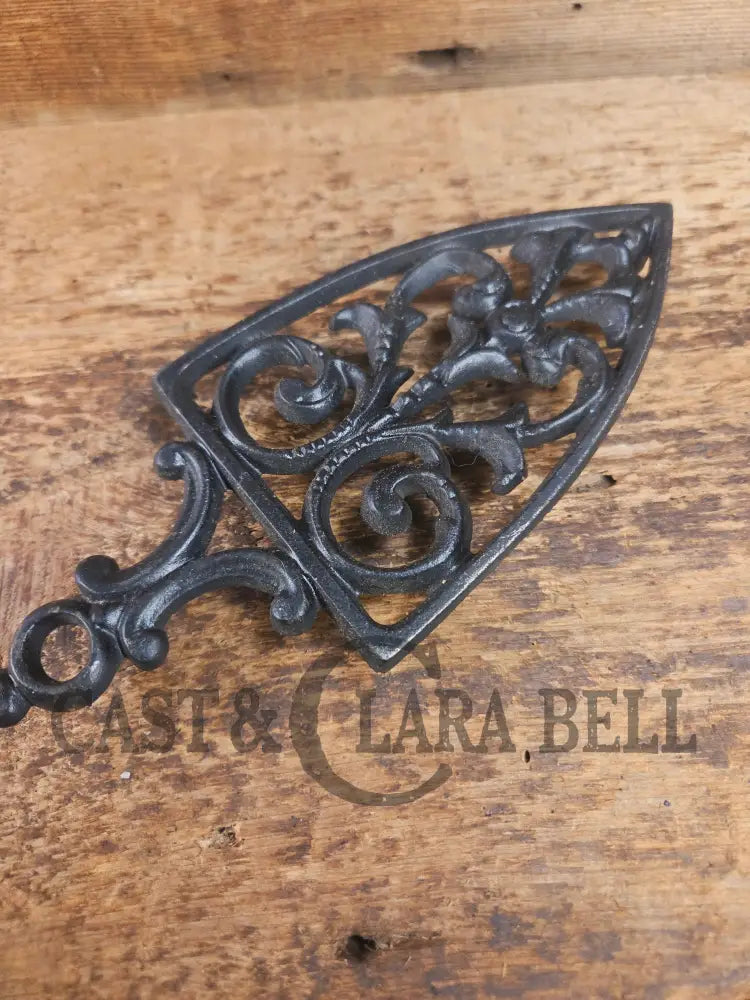 Griswold made ’Flat Iron Trivet’ large table trivet. #1725 perfect for your kitchen or dinner table! Dutch Ovens