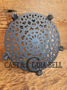 Griswold made ’Old Lace’ table trivet. #1739 perfect for your kitchen or dinner table! Very desirable piece! - Dutch
