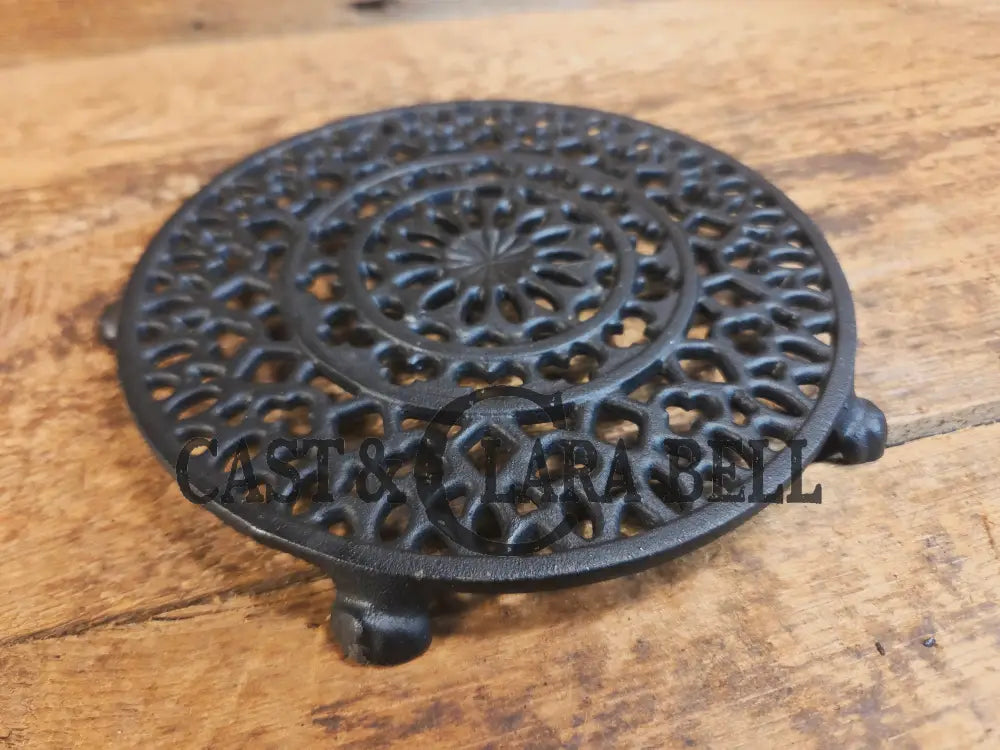 Griswold made ’Old Lace’ table trivet. #1739 perfect for your kitchen or dinner table! Very desirable piece! - Dutch