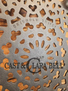 Griswold made ’Old Lace’ table trivet. #1739 perfect for your kitchen or dinner table! Very desirable piece! - Dutch
