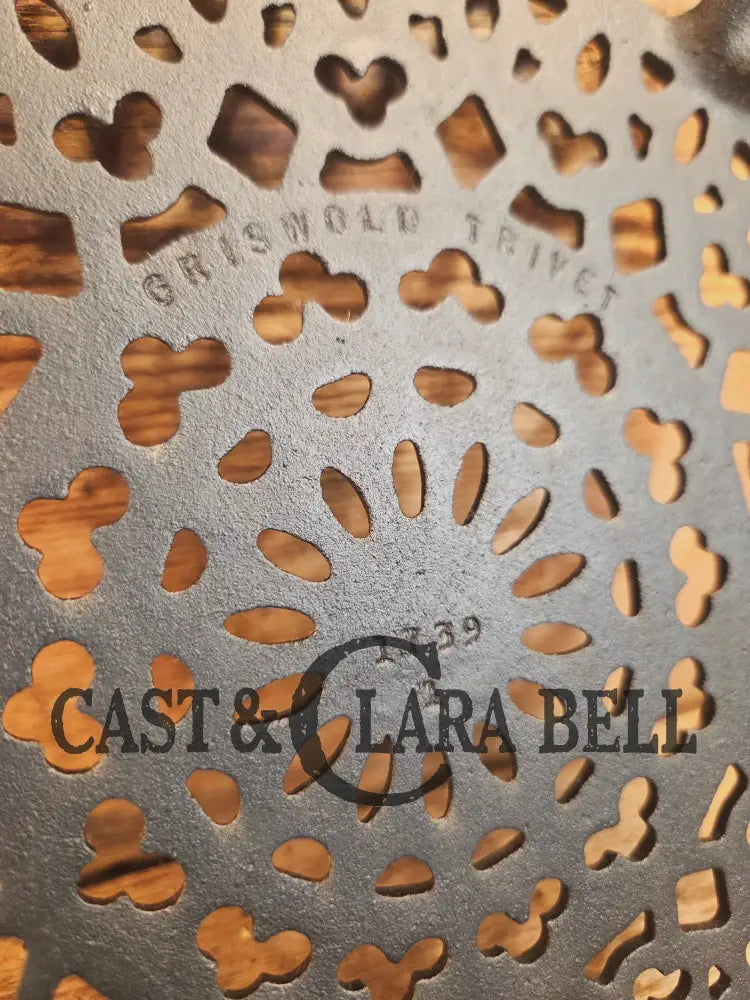Griswold made ’Old Lace’ table trivet. #1739 perfect for your kitchen or dinner table! Very desirable piece! - Dutch
