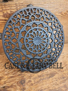 Griswold made ’Old Lace’ table trivet. #1739 perfect for your kitchen or dinner table! Very desirable piece! - Dutch
